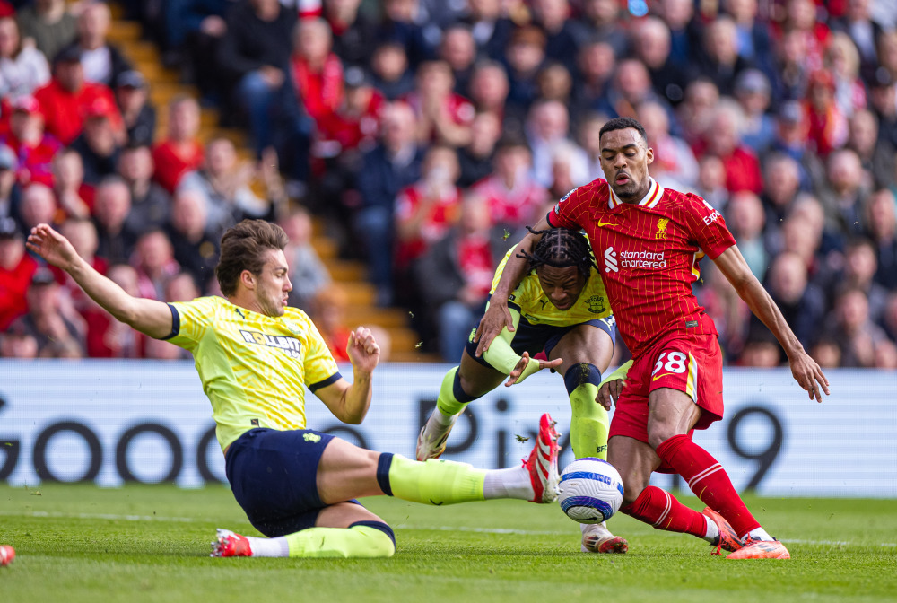基恩怒批芒特：在场上就像小学生，这种球员拉低曼联整体水准