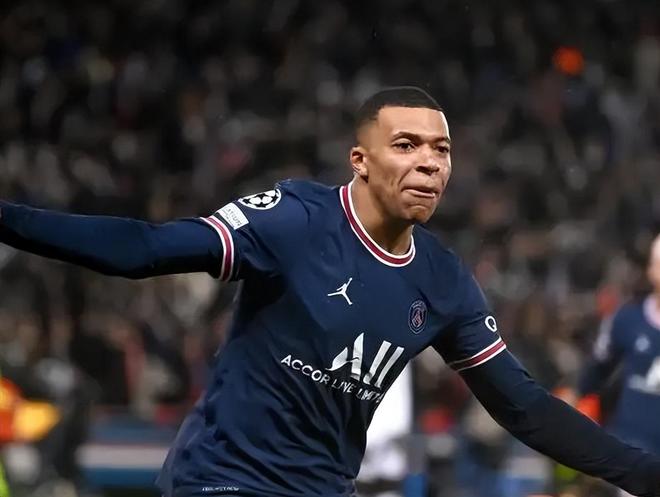 英超：曼城主场3-0完胜诺维奇（英超：曼城主场三球零封诺维奇）