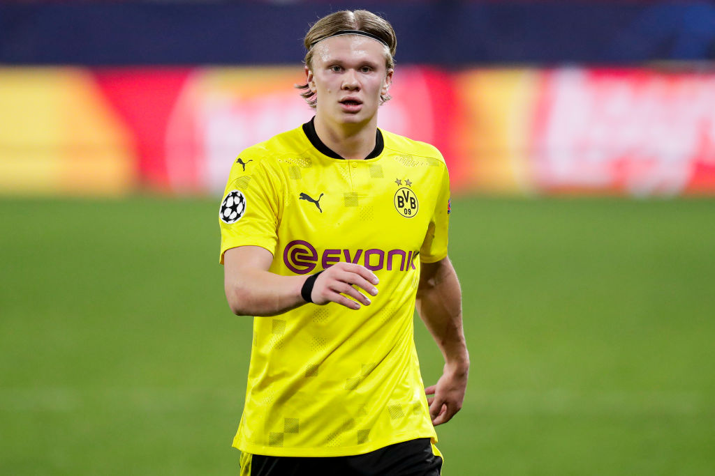 瑞典超保级附加赛被迫四次中断，球迷燃放烟火致人造草皮起火