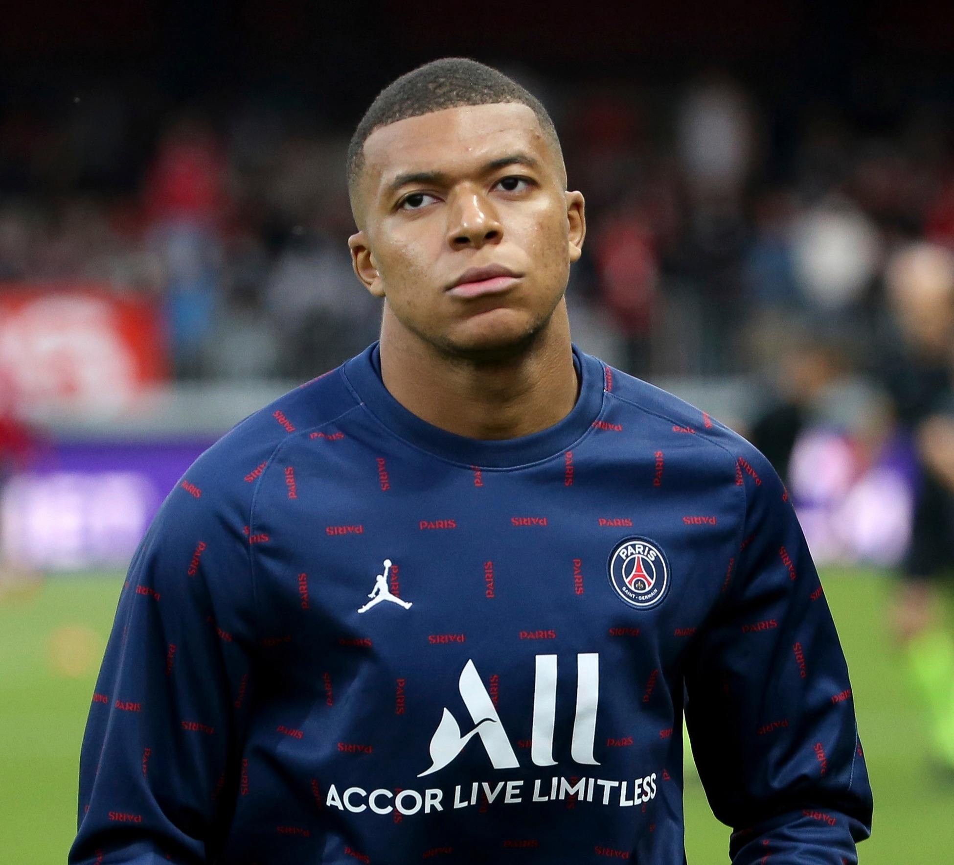 足球不会同情任何人（绿茵场从不怜悯任何人）