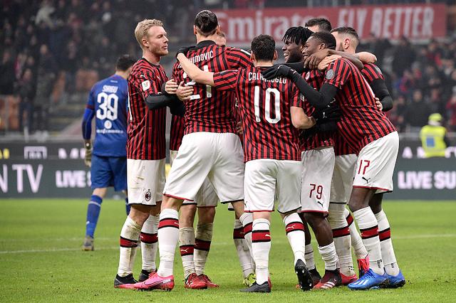 马内：萨拉赫是那种一看到球门就谁也不看的人，这是他的天性