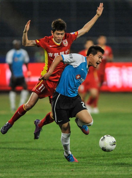 周定洋入围亚冠最佳球员，但因限薪令遭拒，欲重返欧洲或改身份寻求更高薪资。