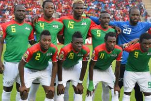 拉维亚开赛8分钟离场，球迷：他是我见过最易受伤的球员之一